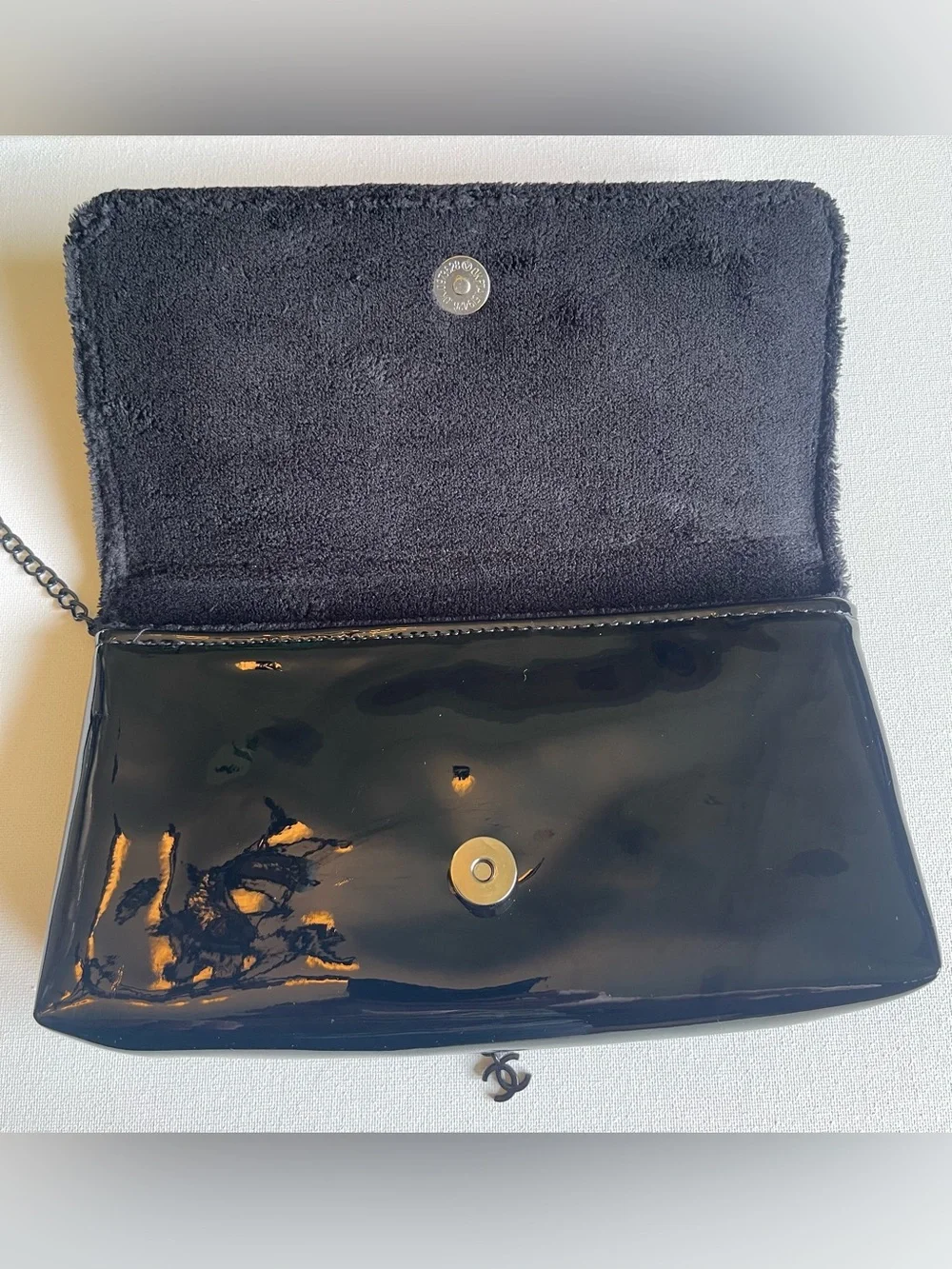 NEW CHANEL BEAUTE NOVELTY BAG BLACK FAUX PATENT LEATHER CLUTCH/WALLET ON CHAIN - Picture 12 of 17